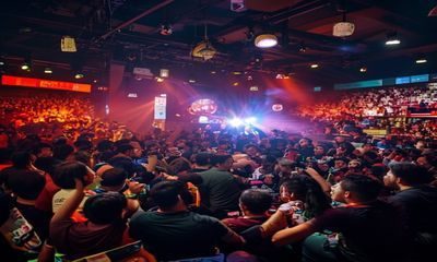 球迷群体在酒吧聚会，多人同时使用华体会体育平台投注，大屏幕播放足球比赛，气氛热烈
